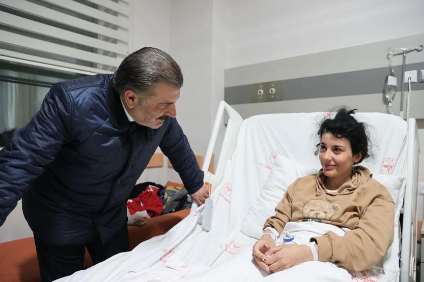 Sağlık Bakanı Koca, hastanede depremzede çocukları ziyaret etti