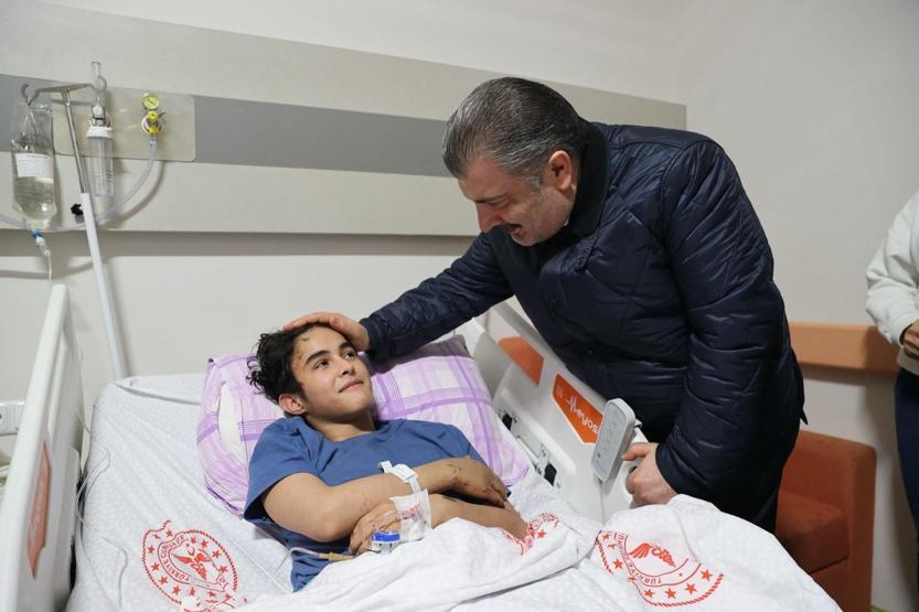 Sağlık Bakanı Koca, hastanede depremzede çocukları ziyaret etti