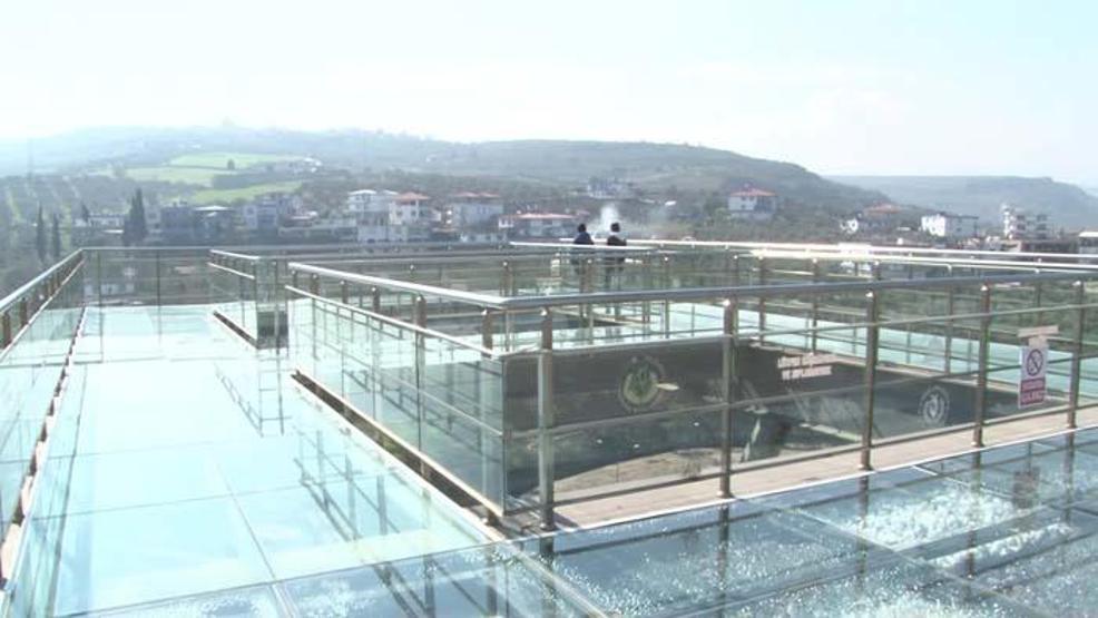 Hataydaki cam teras depremde zarar görmedi