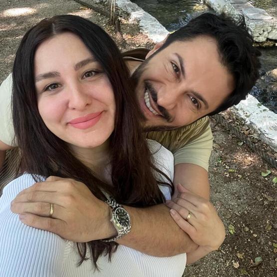 Yasemin Sakallıoğlunun eşinin amcası ve yengesi depremde vefat etti