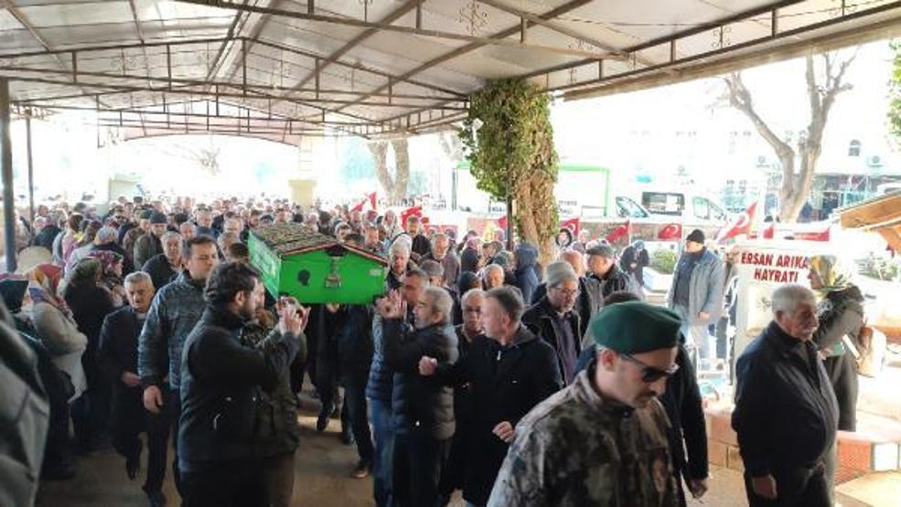Depremde ölen emekli özel hareket polisi ile eşi toprağa verildi
