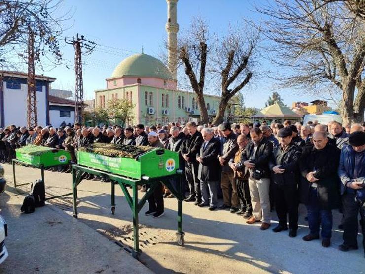 Depremde ölen emekli özel hareket polisi ile eşi toprağa verildi