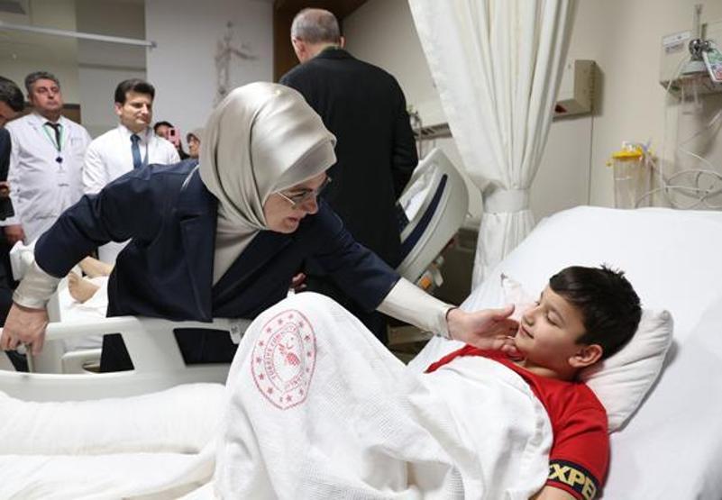 Cumhurbaşkanı Erdoğan yaralı depremzedeleri ziyaret etti