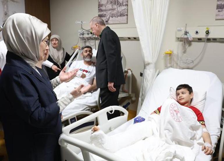 Cumhurbaşkanı Erdoğan yaralı depremzedeleri ziyaret etti