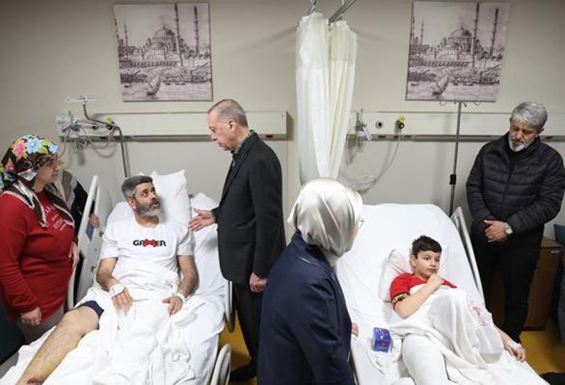Cumhurbaşkanı Erdoğan yaralı depremzedeleri ziyaret etti