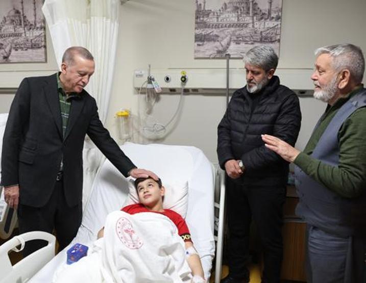 Cumhurbaşkanı Erdoğan yaralı depremzedeleri ziyaret etti