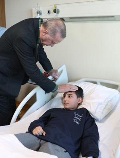 Cumhurbaşkanı Erdoğan yaralı depremzedeleri ziyaret etti