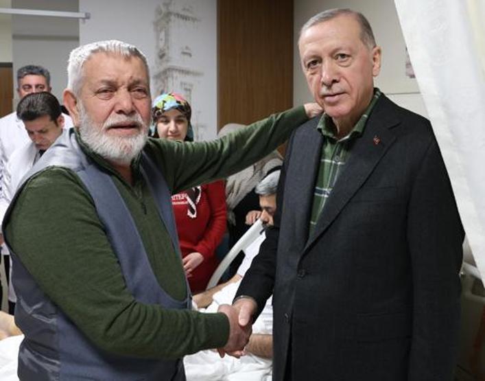 Cumhurbaşkanı Erdoğan yaralı depremzedeleri ziyaret etti