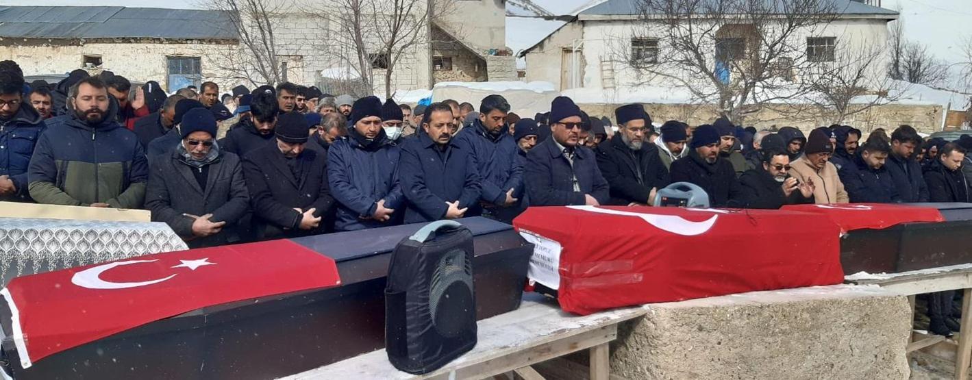 Depremde hayatını kaybeden 5 kişilik Topuz ailesi toprağa verildi