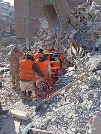 Deprem yaralanmalarında ne yapmalı Dr. Demet Erciyes yazdı...