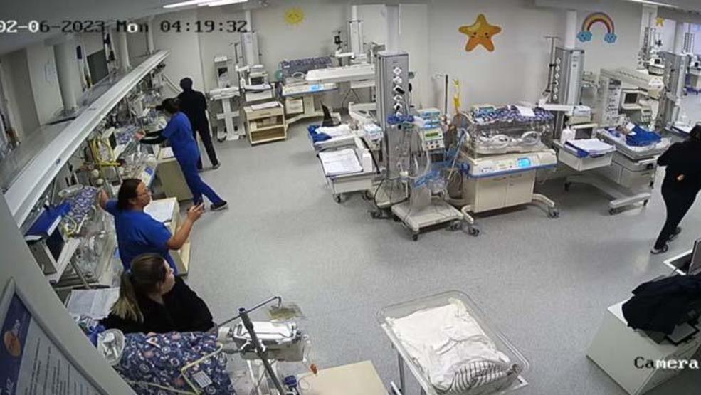 Depremde kuvözdeki bebeklere koştular