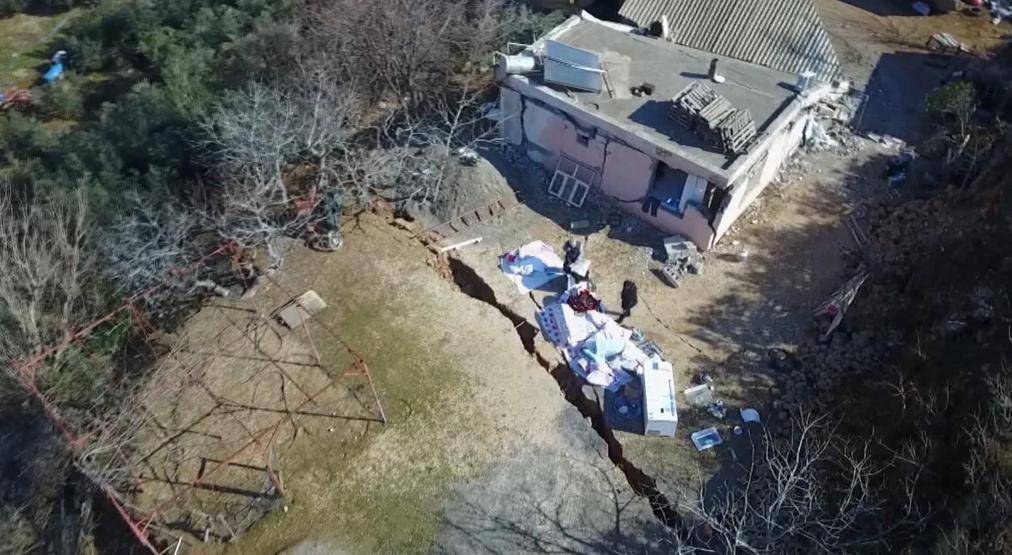 Deprem köyü ikiye ayırdı: Kıyamet kopuyor sandık