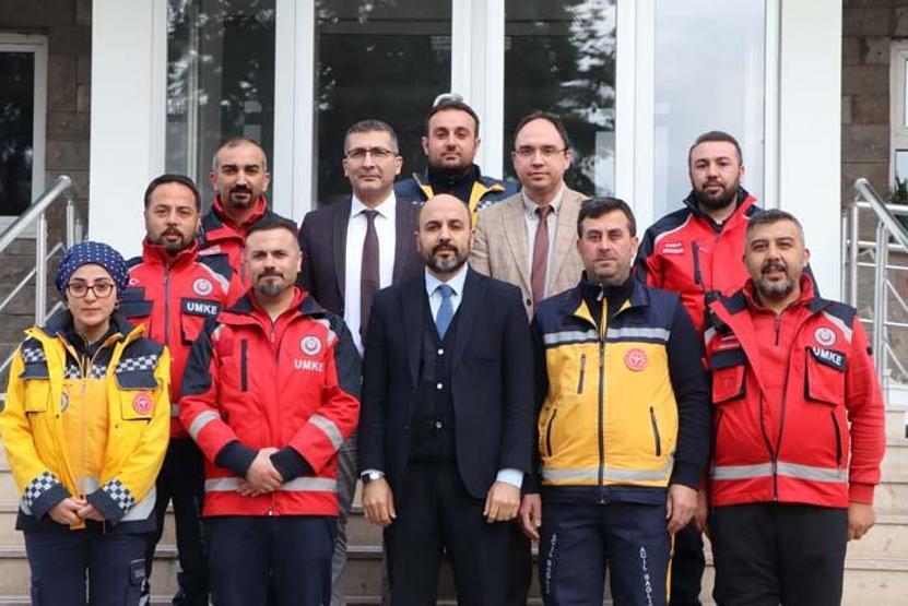 Afet bölgesine ilk giden sağlıkçılar anlattı: Enkaz altından çıkanlar yüzümüzü okşuyor, elimizi tutuyorlardı