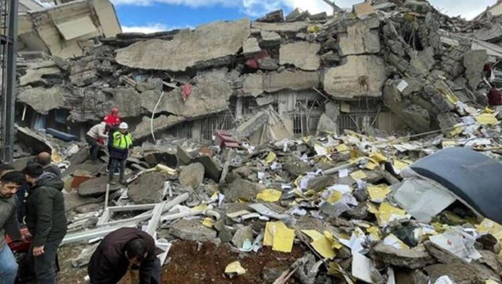 Depremde 16 yakını kaybeden Karsu Neredesin Sen türküsünü söyledi