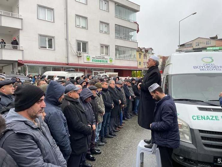 Depremde hayatını kaybeden voleybolcu Gözde Öztürk, Orduda toprağa verildi