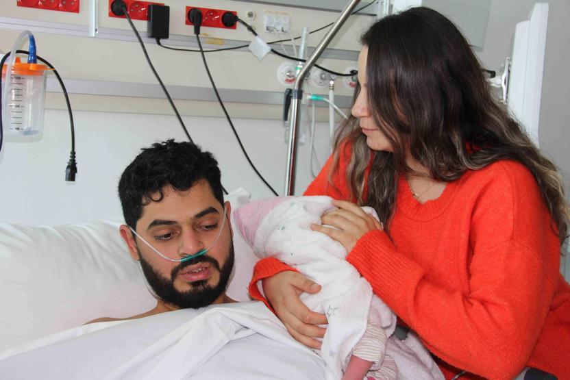 Deprem gecesi baba olmuş: 261 saat sonra kurtarılan baba, eşi ve bebeğiyle buluştu