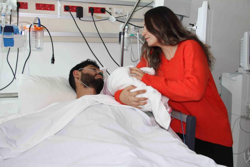 Deprem gecesi baba olmuş: 261 saat sonra kurtarılan baba, eşi ve bebeğiyle buluştu