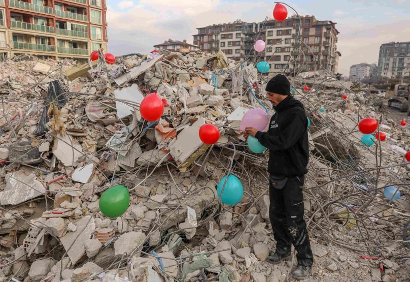 Depremde hayatını kaybeden çocukların anısına enkaz alanlarına balonlar bağlandı