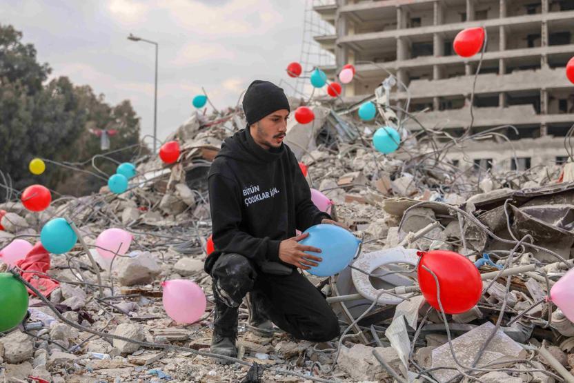 Depremde hayatını kaybeden çocukların anısına enkaz alanlarına balonlar bağlandı
