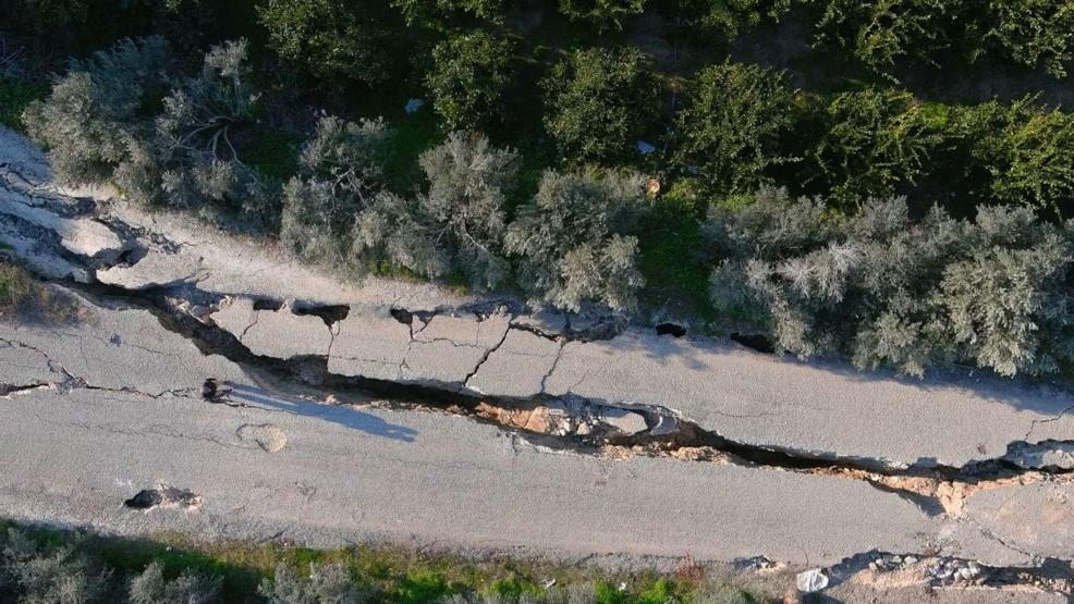 Hatayda yarıkların oluştuğu 3 kilometrelik yol çöktü