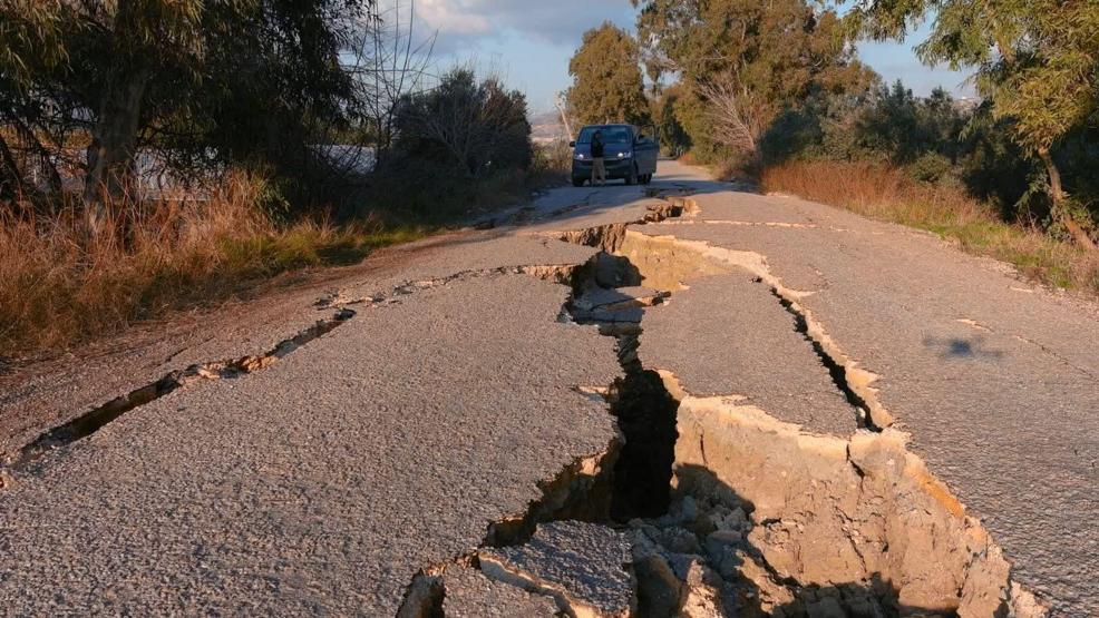 Hatayda yarıkların oluştuğu 3 kilometrelik yol çöktü