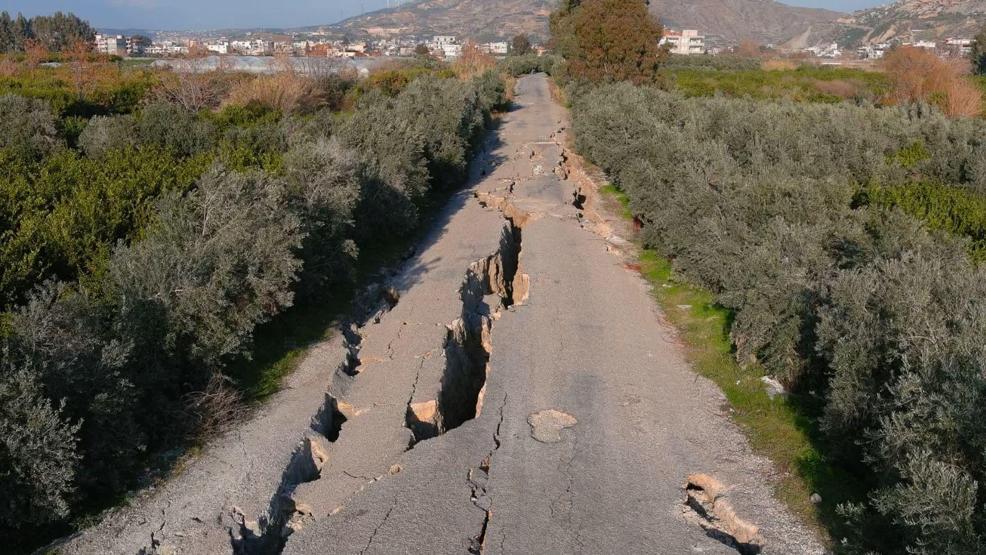 Hatayda yarıkların oluştuğu 3 kilometrelik yol çöktü