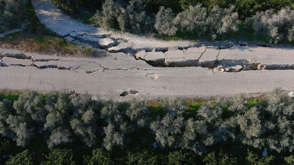 Hatayda yarıkların oluştuğu 3 kilometrelik yol çöktü