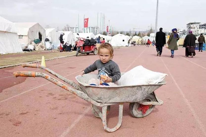 Deprem bölgesinde çocuk olmak: Abi benim de fotoğrafımı çeker misin