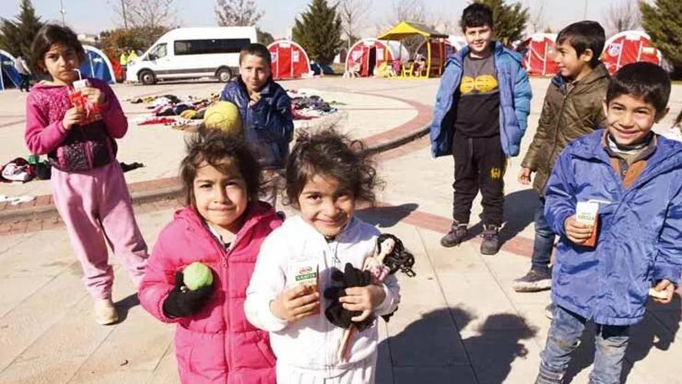 Deprem bölgesinde çocuk olmak: Abi benim de fotoğrafımı çeker misin