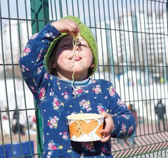 Deprem bölgesinde çocuk olmak: Abi benim de fotoğrafımı çeker misin