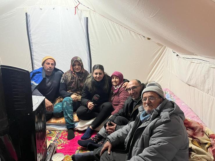 Merve Tokaz depremin kamera arkasını, Kübra Doğru Ünlü’ye aktardı