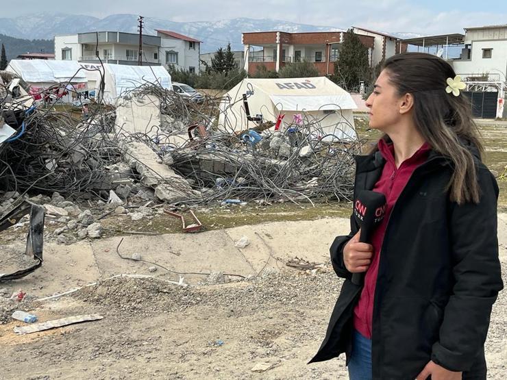 Merve Tokaz depremin kamera arkasını, Kübra Doğru Ünlü’ye aktardı