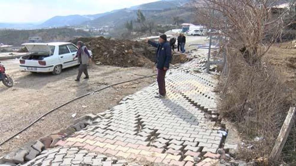 Fay hattı üzerine kurulu köy yerle bir oldu: Biz ölümü bekledik