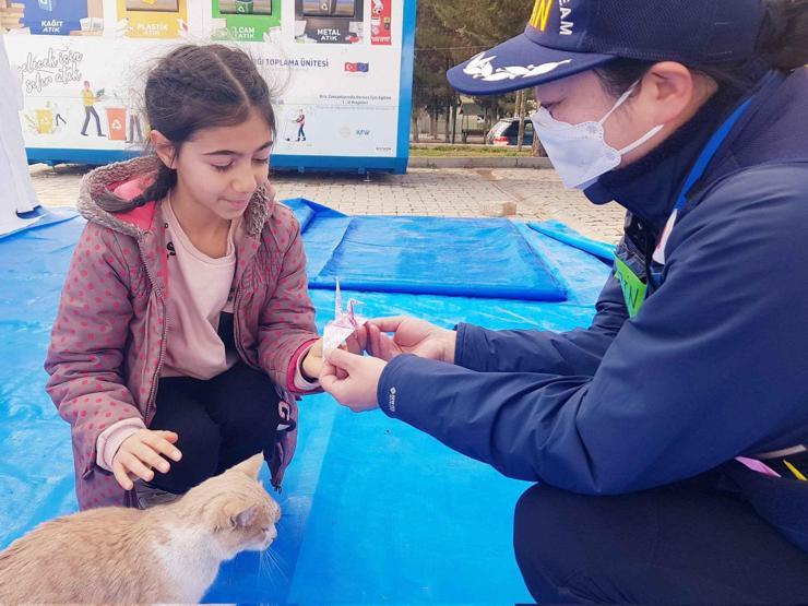 Japonyadan gelen ekip, moral vermek için depremzede çocuklara origami öğretiyor