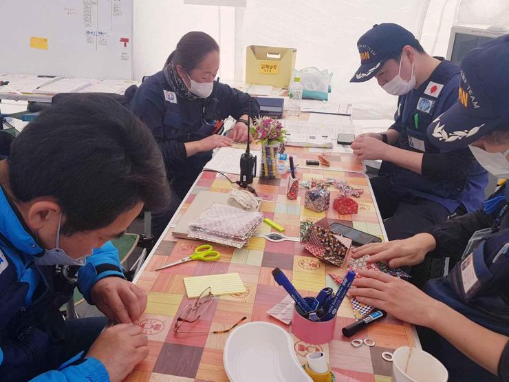 Japonyadan gelen ekip, moral vermek için depremzede çocuklara origami öğretiyor