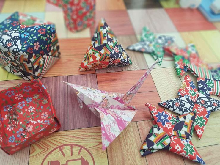 Japonyadan gelen ekip, moral vermek için depremzede çocuklara origami öğretiyor