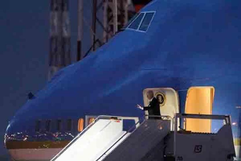 Biden, uçağa bindiği sırada merdivenlerden düşüyordu