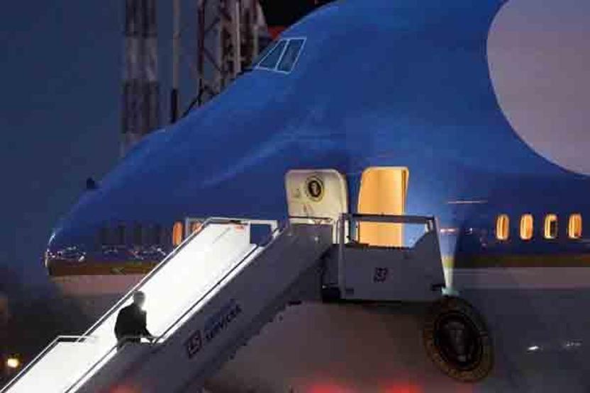 Biden, uçağa bindiği sırada merdivenlerden düşüyordu