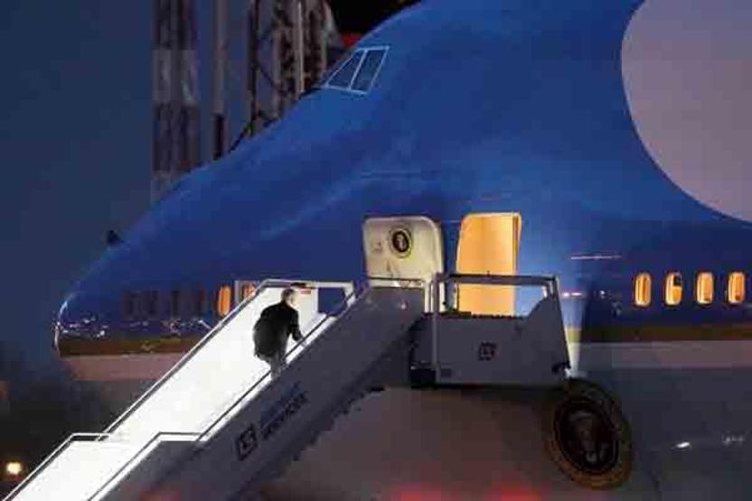 Biden, uçağa bindiği sırada merdivenlerden düşüyordu