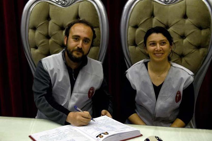 Evlenecekleri gün depremi yaşayan veteriner çift, gönüllü çalıştıkları Hatayda mola verip, nikah kıydı