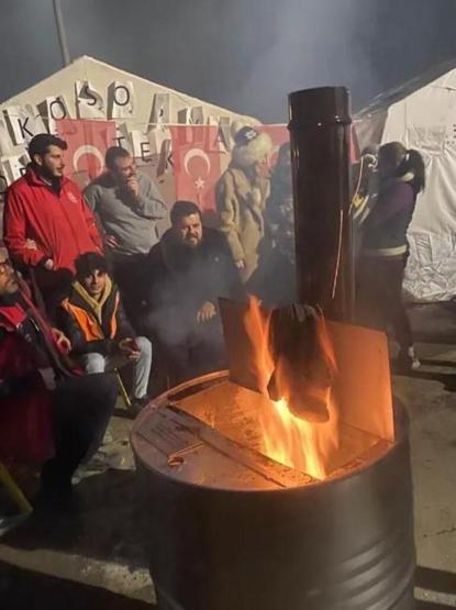 Eser Yenenler depremzedelerle vakit geçiriyor