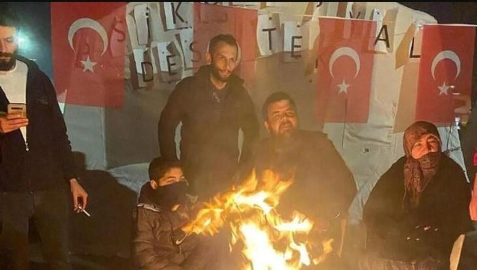 Eser Yenenler depremzedelerle vakit geçiriyor