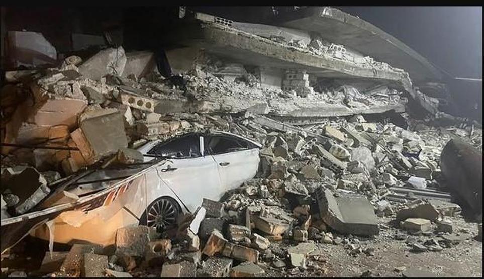 Eser Yenenler depremzedelerle vakit geçiriyor