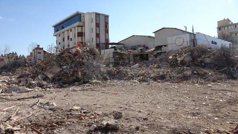 Adıyamandaki binalar, betonda kullanılan büyük taşlar yüzünden göçmüş