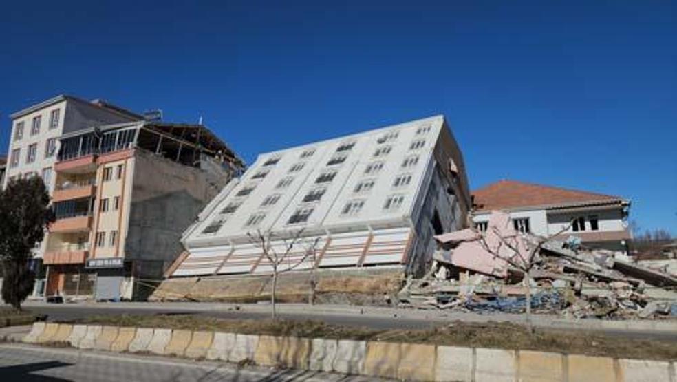 Depremin unutulmaz fotoğraflarından: Temeliyle birlikte yan yattı