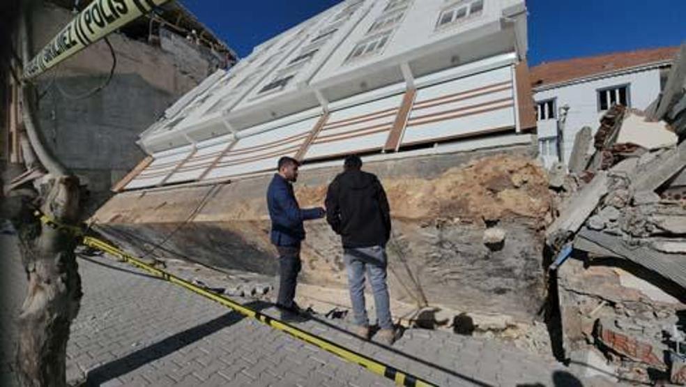 Depremin unutulmaz fotoğraflarından: Temeliyle birlikte yan yattı