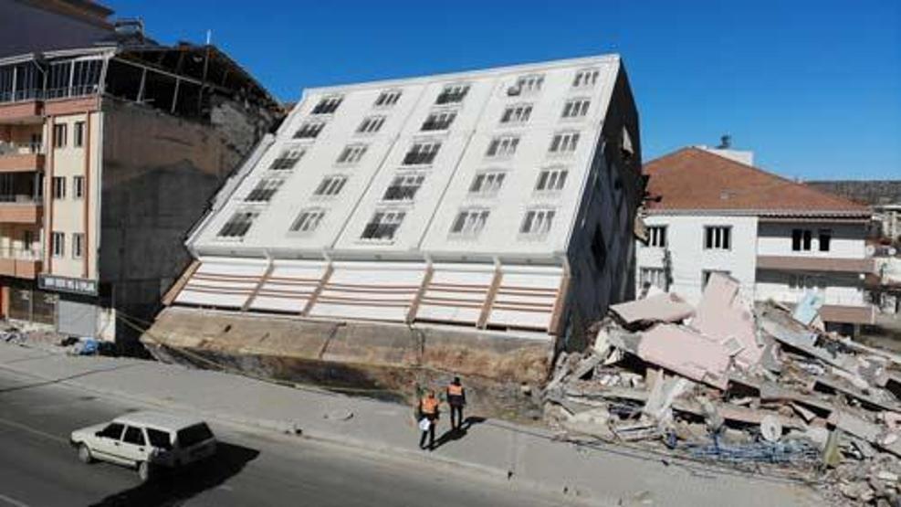 Depremin unutulmaz fotoğraflarından: Temeliyle birlikte yan yattı