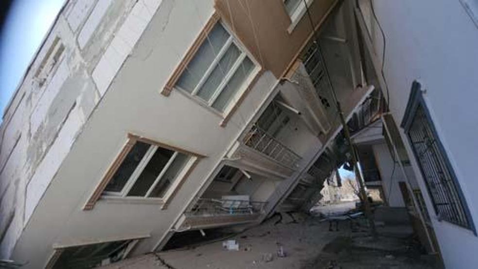 Depremin unutulmaz fotoğraflarından: Temeliyle birlikte yan yattı