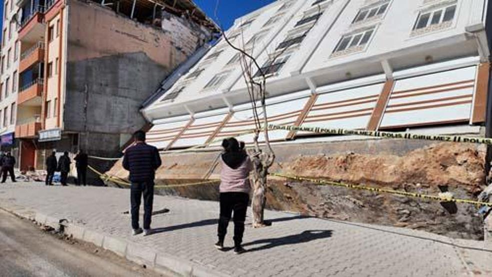 Depremin unutulmaz fotoğraflarından: Temeliyle birlikte yan yattı