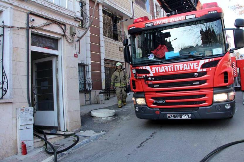 Şişlide yangında mahsur kalan turisti itfaiye kurtardı